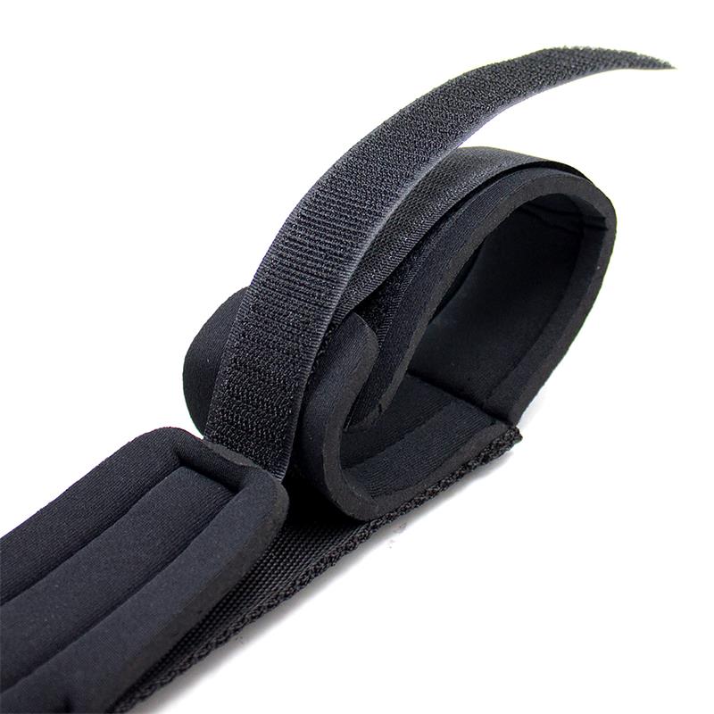 LATETOBED BDSM LINE - BARRA ESPACIADORA CON BARRA RÍGIDA Y ESPOSAS CON ESPONJA