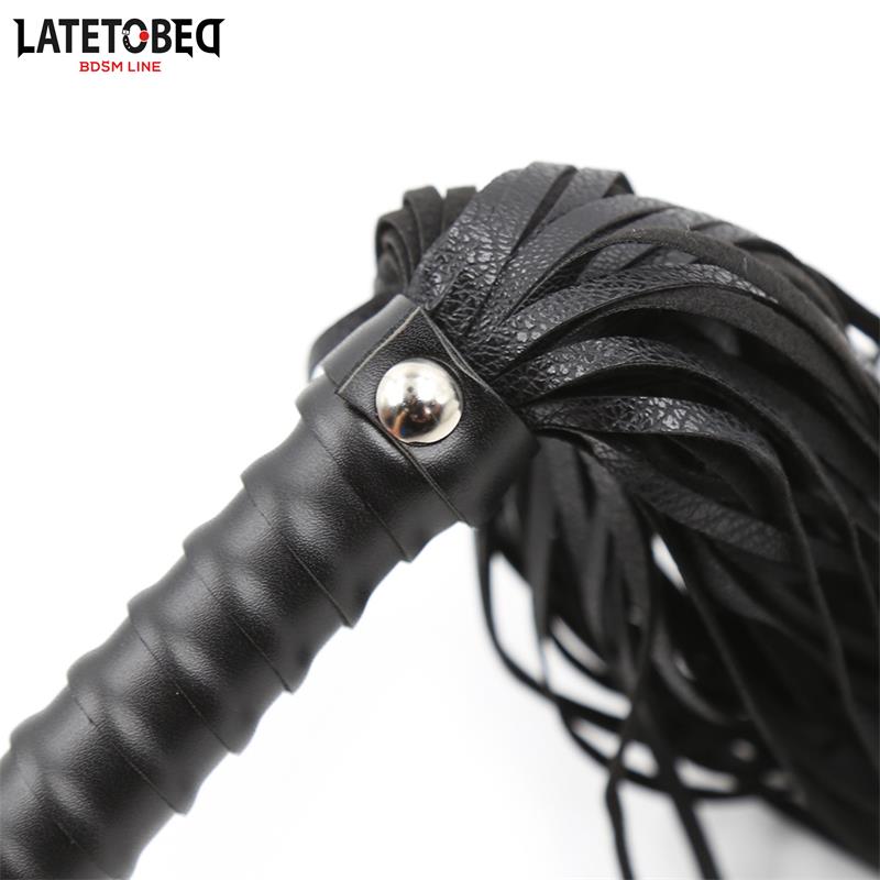 LATETOBED BDSM LINE - FLOGGER NEGRO 48.5CM