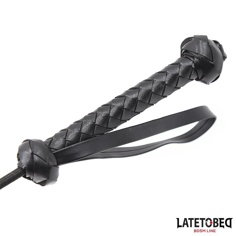 LATETOBED BDSM LINE - FUSTA CON MANGO TRENZADO 44.5CM NEGRO