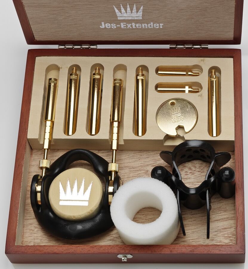 Jes -exend - recolzat en penis d'or que s'estén
