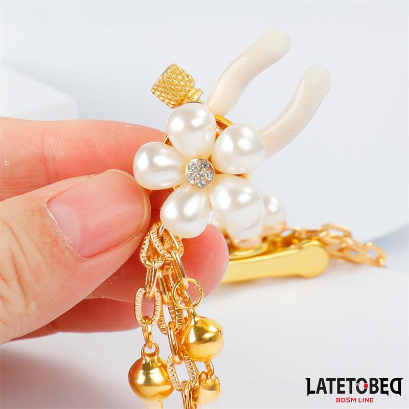 LATETOBED BDSM LINE - PINZAS PARA PEZONES CON CADENA Y FLOR DE PERLAS