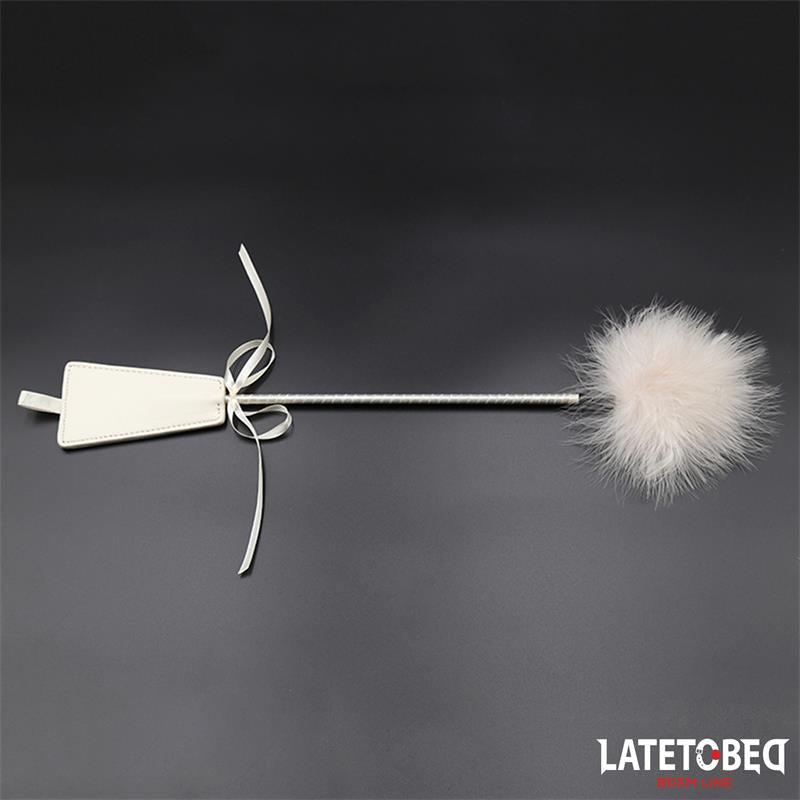 LATETOBED BDSM LINE - PLUMERO CON FUSTA BLANCO
