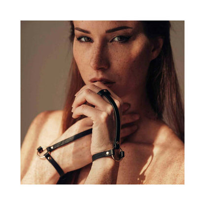BIJOUX INDISCRETS - PULSEIRA E HARNESS DE MÃO MAZE