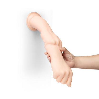 B-VIBE - FISTS 14,5 POL. DILDO REALISTA EM FORMA DE PUNHO COM VENTOSA