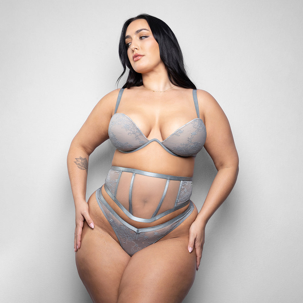 FANTASY LINGERIE - SUTIÃ DE COPA MOLDADA, ESMARTILHO E FIO-DENTAL ELUSIVE MILA 3XL/4XL