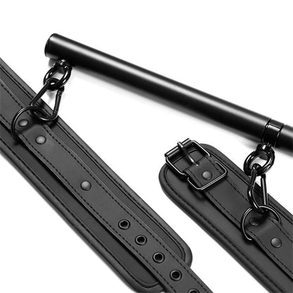 INTOYOU BLACK SHADOW - BARRA SEPARADORA RÍGIDA DESMONTABLE Y 4 ESPOSAS DESMONTABLES NEOPRENO Y CUERO VEGANO