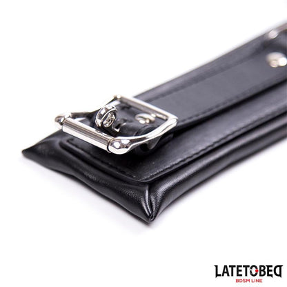 LATETOBED BDSM LINE - COLLAR ACOLCHADO GRANDE CON CORREA