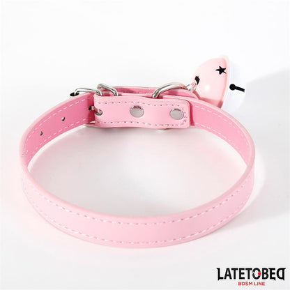 LATETOBED BDSM LINE - COLLAR CON CASCABEL AJUSTABLE ROSA