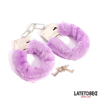 LATETOBED BDSM LINE - ESPOSAS DE METAL FURRY DE PELO PÚRPURA