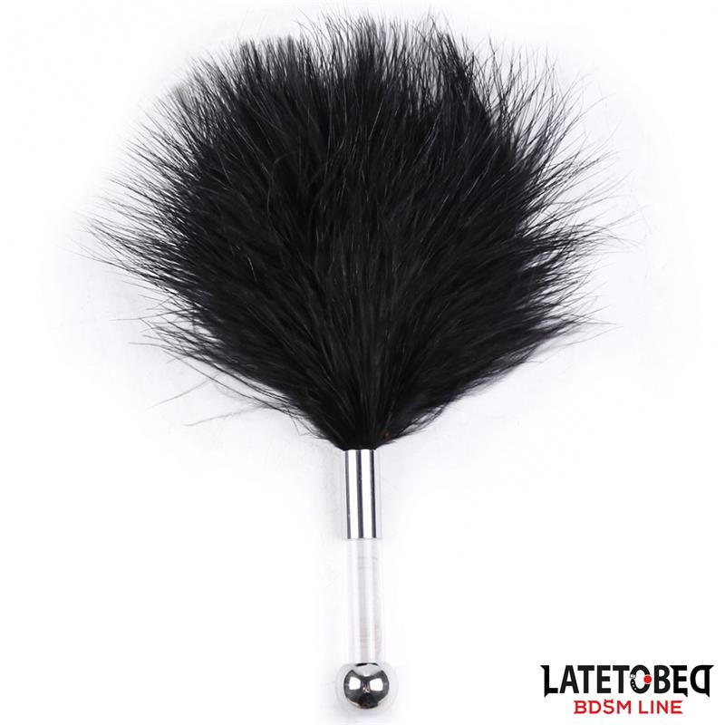 LATETOBED BDSM LINE - ESTIMULADOR DE PLUMAS CON MANGO DE METAL