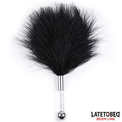 LATETOBED BDSM LINE - ESTIMULADOR DE PLUMAS CON MANGO DE METAL
