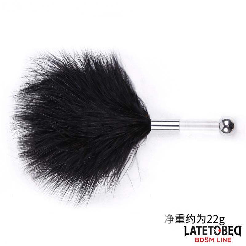 LATETOBED BDSM LINE - ESTIMULADOR DE PLUMAS CON MANGO DE METAL