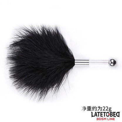 LATETOBED BDSM LINE - ESTIMULADOR DE PLUMAS CON MANGO DE METAL