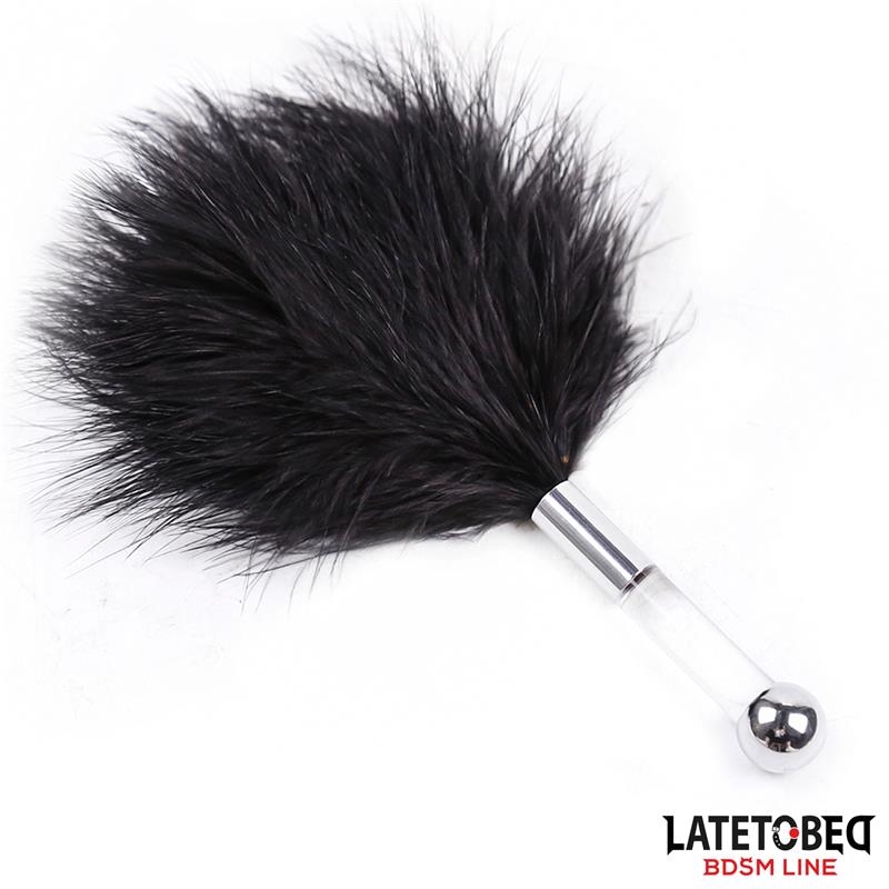 LATETOBED BDSM LINE - ESTIMULADOR DE PLUMAS CON MANGO DE METAL