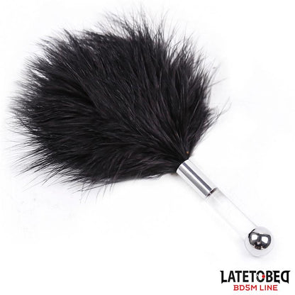 LATETOBED BDSM LINE - ESTIMULADOR DE PLUMAS CON MANGO DE METAL