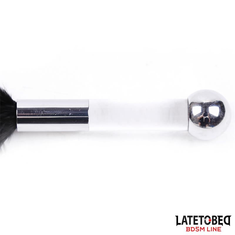 LATETOBED BDSM LINE - ESTIMULADOR DE PLUMAS CON MANGO DE METAL