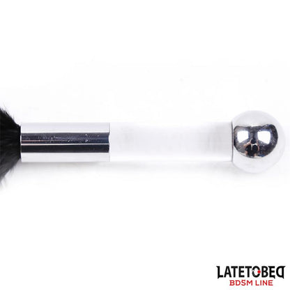 LATETOBED BDSM LINE - ESTIMULADOR DE PLUMAS CON MANGO DE METAL