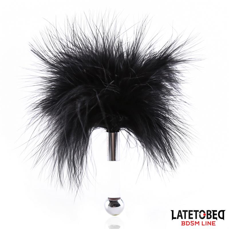 LATETOBED BDSM LINE - ESTIMULADOR DE PLUMAS CON MANGO DE METAL