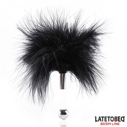 LATETOBED BDSM LINE - ESTIMULADOR DE PLUMAS CON MANGO DE METAL