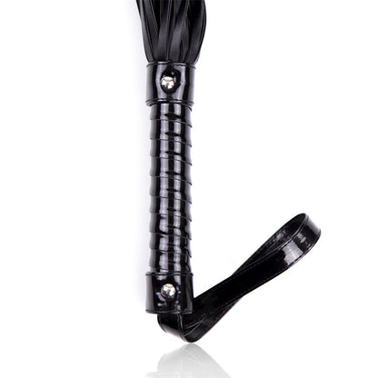 LATETOBED BDSM LINE - FLOGGER CON MANGO BRILLANTE 44 CM NEGRO
