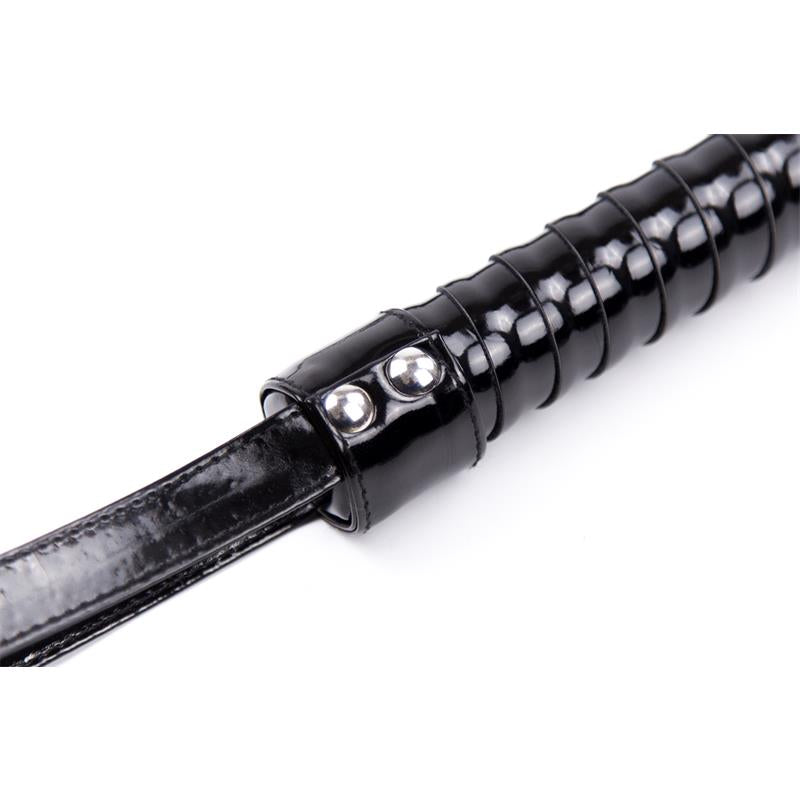 LATETOBED BDSM LINE - FLOGGER CON MANGO BRILLANTE 44 CM NEGRO