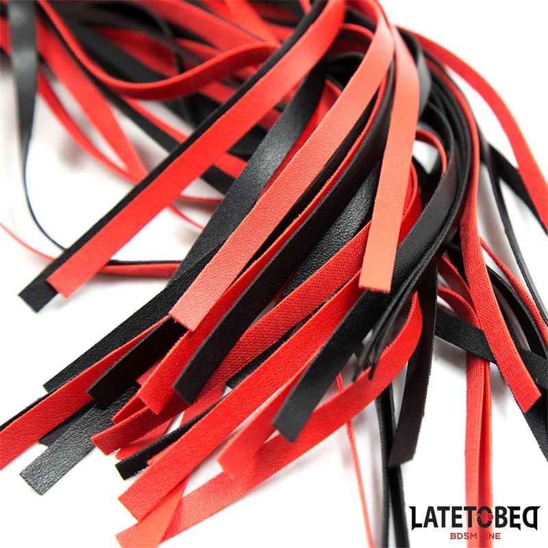 LATETOBED BDSM LINE - FLOGGER ROJO Y NEGRO  50CM