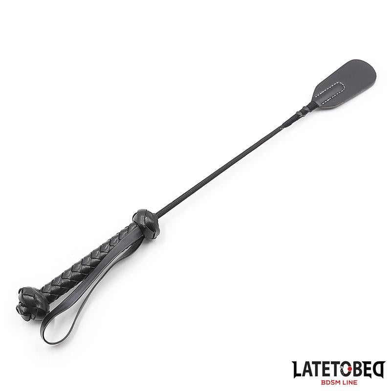 LATETOBED BDSM LINE - FUSTA CON MANGO TRENZADO 44.5CM NEGRO