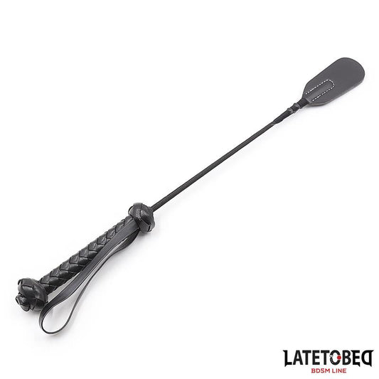 LATETOBED BDSM LINE - FUSTA CON MANGO TRENZADO 44.5CM NEGRO