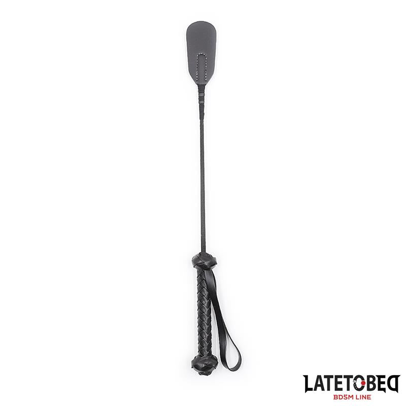 LATETOBED BDSM LINE - FUSTA CON MANGO TRENZADO 44.5CM NEGRO