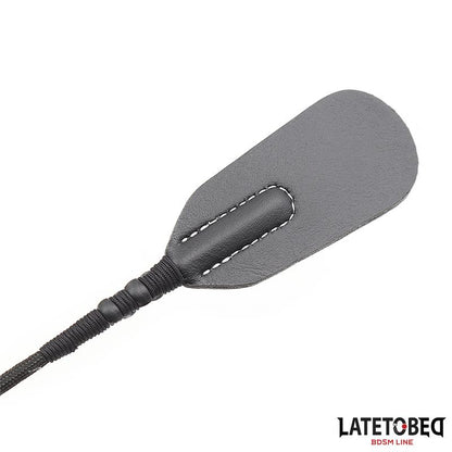 LATETOBED BDSM LINE - FUSTA CON MANGO TRENZADO 44.5CM NEGRO