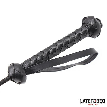LATETOBED BDSM LINE - FUSTA CON MANGO TRENZADO 44.5CM NEGRO