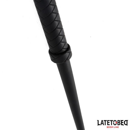 LATETOBED BDSM LINE - LÁTIGO DE SILICONA NEGRO 63.5CM