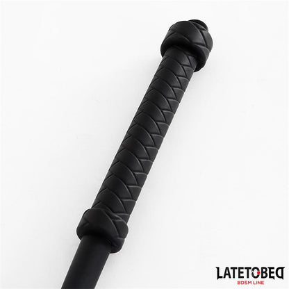 LATETOBED BDSM LINE - LÁTIGO DE SILICONA NEGRO 63.5CM