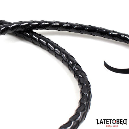 LATETOBED BDSM LINE - LÁTIGO NEGRO BRILLANTE 138CM