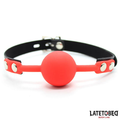 LATETOBED BDSM LINE - MORDAZA SILICONA CON CANDADO ROJO