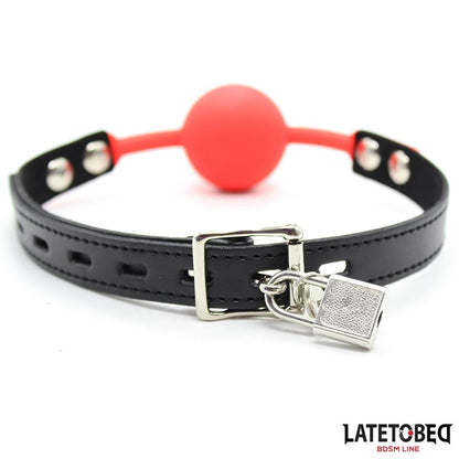 LATETOBED BDSM LINE - MORDAZA SILICONA CON CANDADO ROJO
