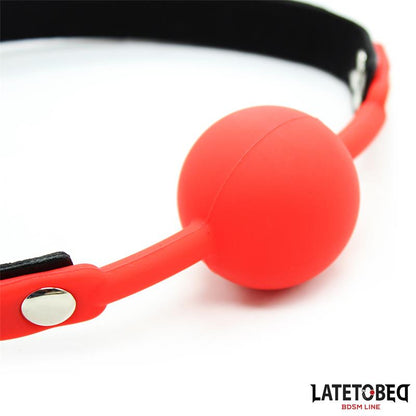 LATETOBED BDSM LINE - MORDAZA SILICONA CON CANDADO ROJO