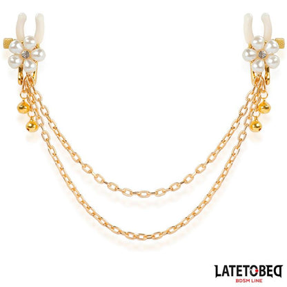LATETOBED BDSM LINE - PINZAS PARA PEZONES CON CADENA Y FLOR DE PERLAS