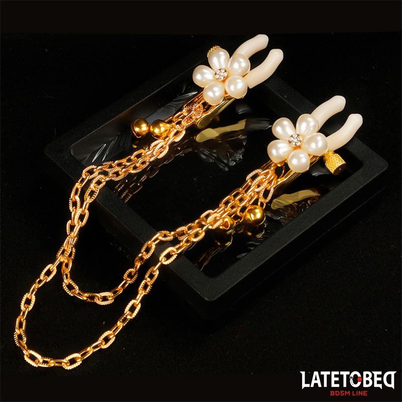 LATETOBED BDSM LINE - PINZAS PARA PEZONES CON CADENA Y FLOR DE PERLAS