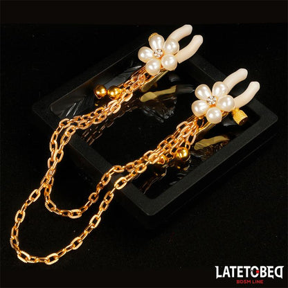 LATETOBED BDSM LINE - PINZAS PARA PEZONES CON CADENA Y FLOR DE PERLAS