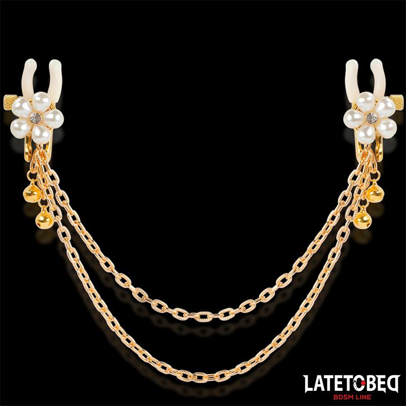 LATETOBED BDSM LINE - PINZAS PARA PEZONES CON CADENA Y FLOR DE PERLAS