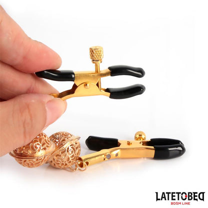 LATETOBED BDSM LINE - PINZAS PARA PEZONES CON CASCABEL DORADO Y NEGRO