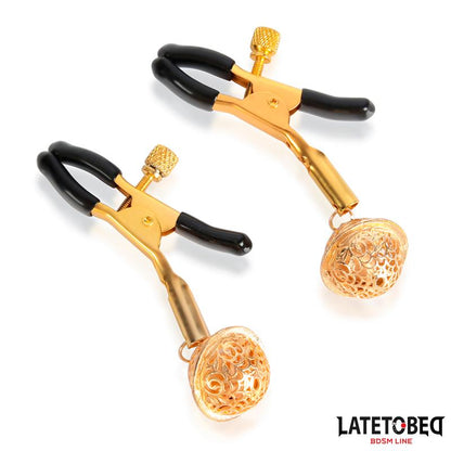 LATETOBED BDSM LINE - PINZAS PARA PEZONES CON CASCABEL DORADO Y NEGRO