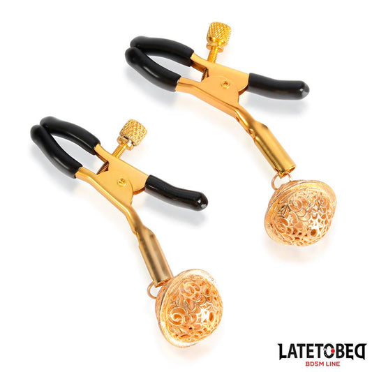 LATETOBED BDSM LINE - PINZAS PARA PEZONES CON CASCABEL DORADO Y NEGRO