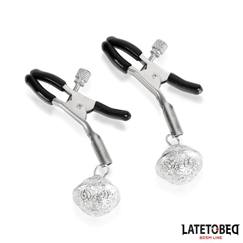 LATETOBED BDSM LINE - PINZAS PARA PEZONES CON CASCABEL PLATEADO Y NEGRO
