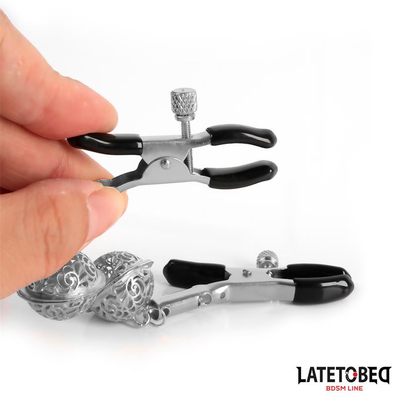 LATETOBED BDSM LINE - PINZAS PARA PEZONES CON CASCABEL PLATEADO Y NEGRO