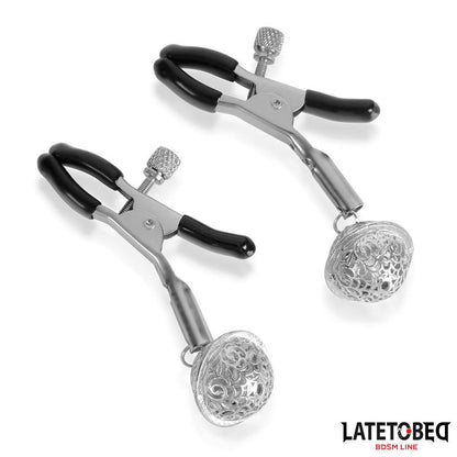 LATETOBED BDSM LINE - PINZAS PARA PEZONES CON CASCABEL PLATEADO Y NEGRO