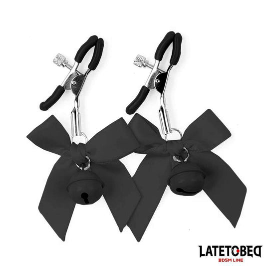 LATETOBED BDSM LINE - PINZAS PARA PEZONES CON CASCABEL Y LAZOS NEGROS