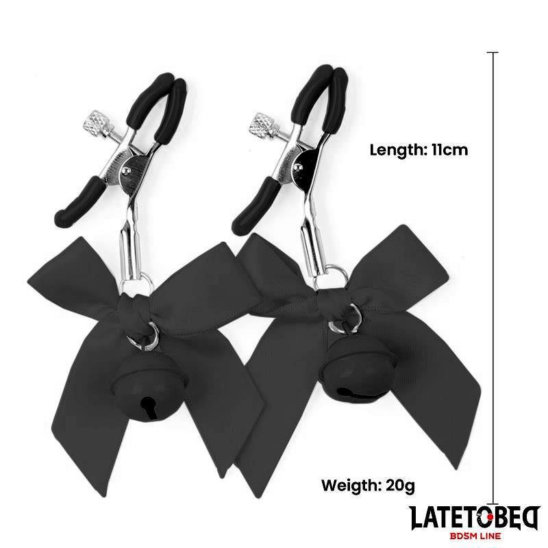 LATETOBED BDSM LINE - PINZAS PARA PEZONES CON CASCABEL Y LAZOS NEGROS