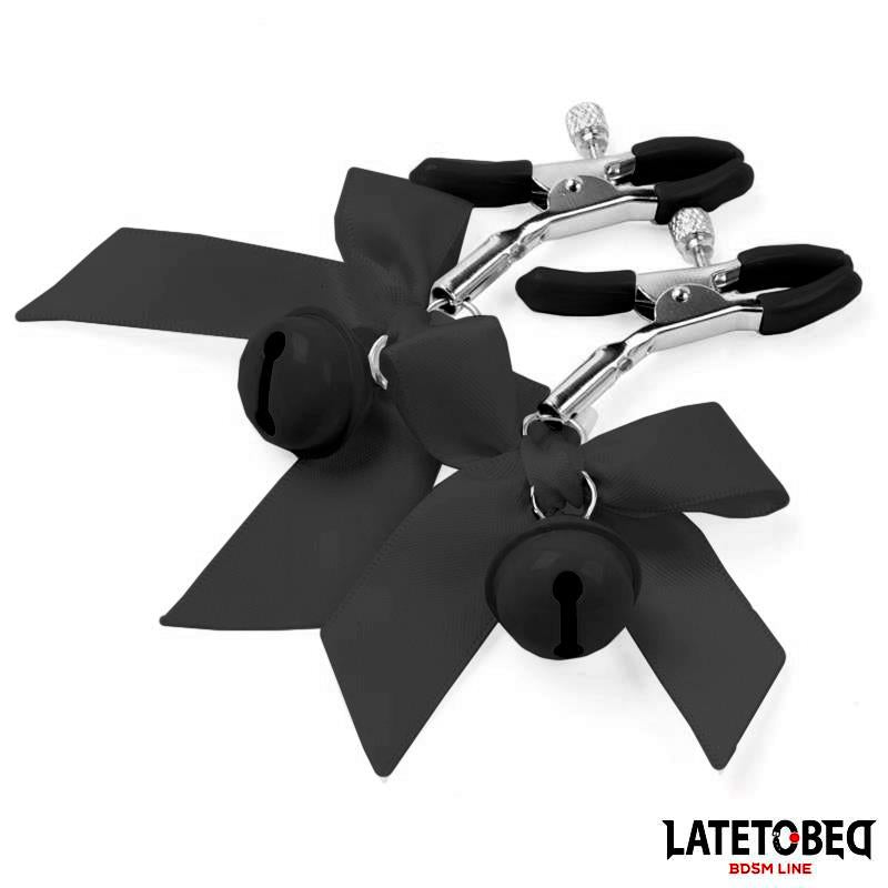 LATETOBED BDSM LINE - PINZAS PARA PEZONES CON CASCABEL Y LAZOS NEGROS